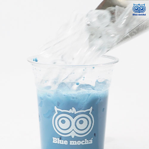 ช็อกโก้อัญชัน 16 ออนซ์ ตักน้ำแข็งใส่แก้วขนาด 16 ออนซ์ให้เต็ม